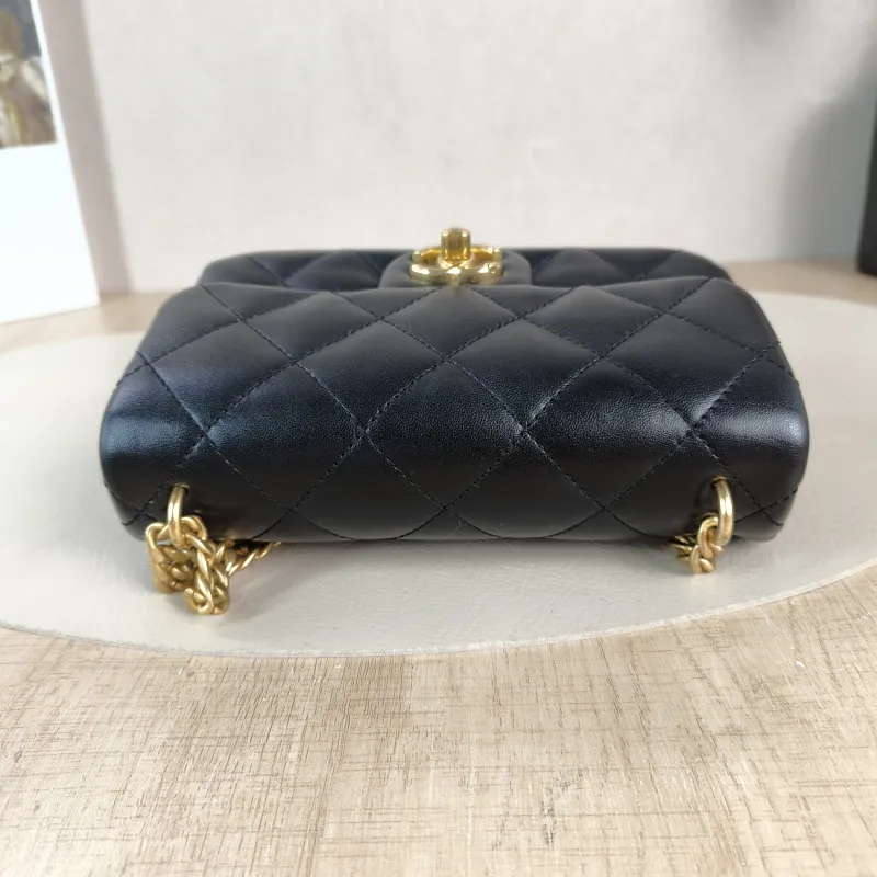 Chanel Crossbody Bag Black Lambskin 18 × 5 × 12 cm — detail view 5 of 11