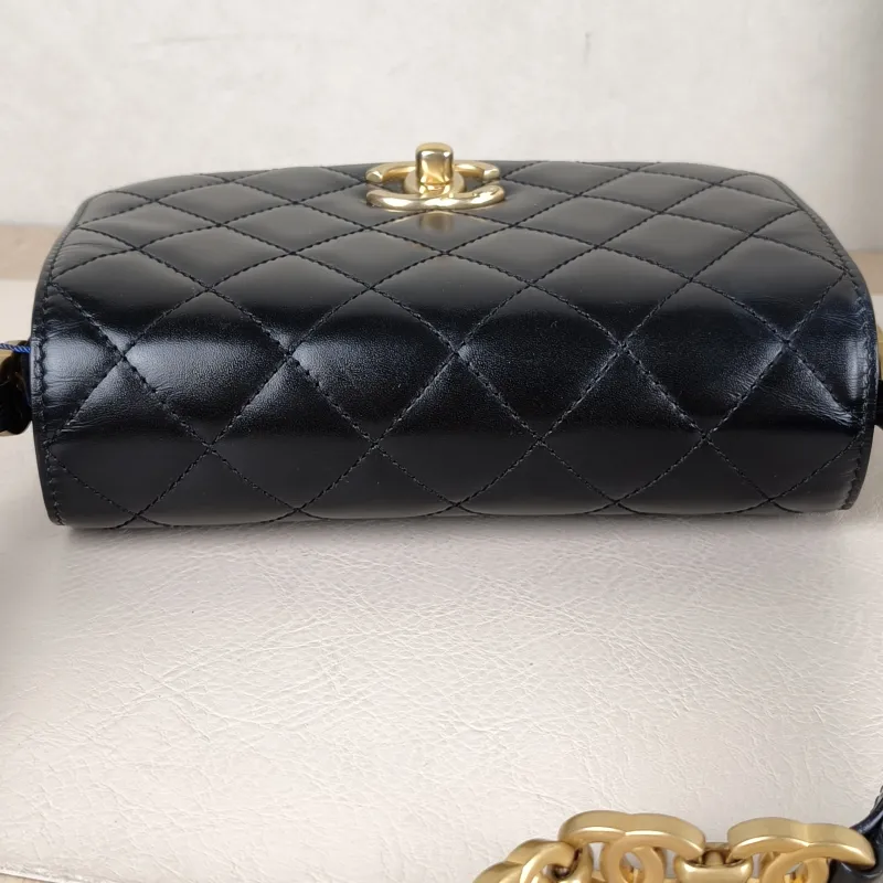 Chanel Crossbody Bag22a c Black Calfskinmini17.5 × 5.5 × 12 cm — detail view 5 of 15