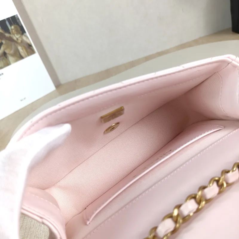 Chanel Crossbody Bag 24a Pearl Pink Lambskin Mini 19 × 7 × 13 cm — detail view 4 of 11
