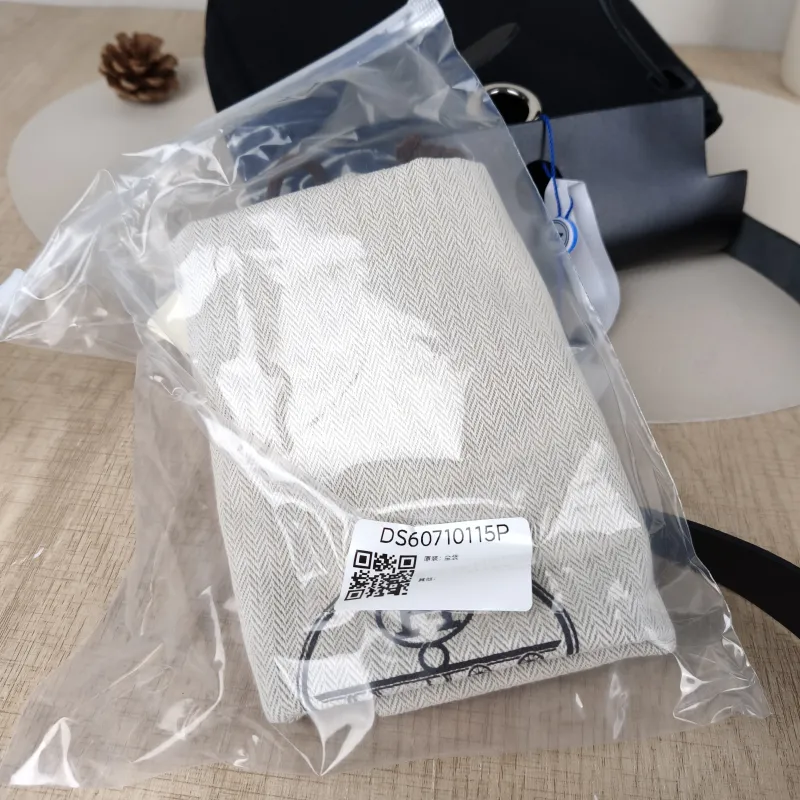 Hermès Crossbody Bag Herbag Zip 20Black Canvas mini20.5 × 7 × 16.5 cm — detail view 10 of 15
