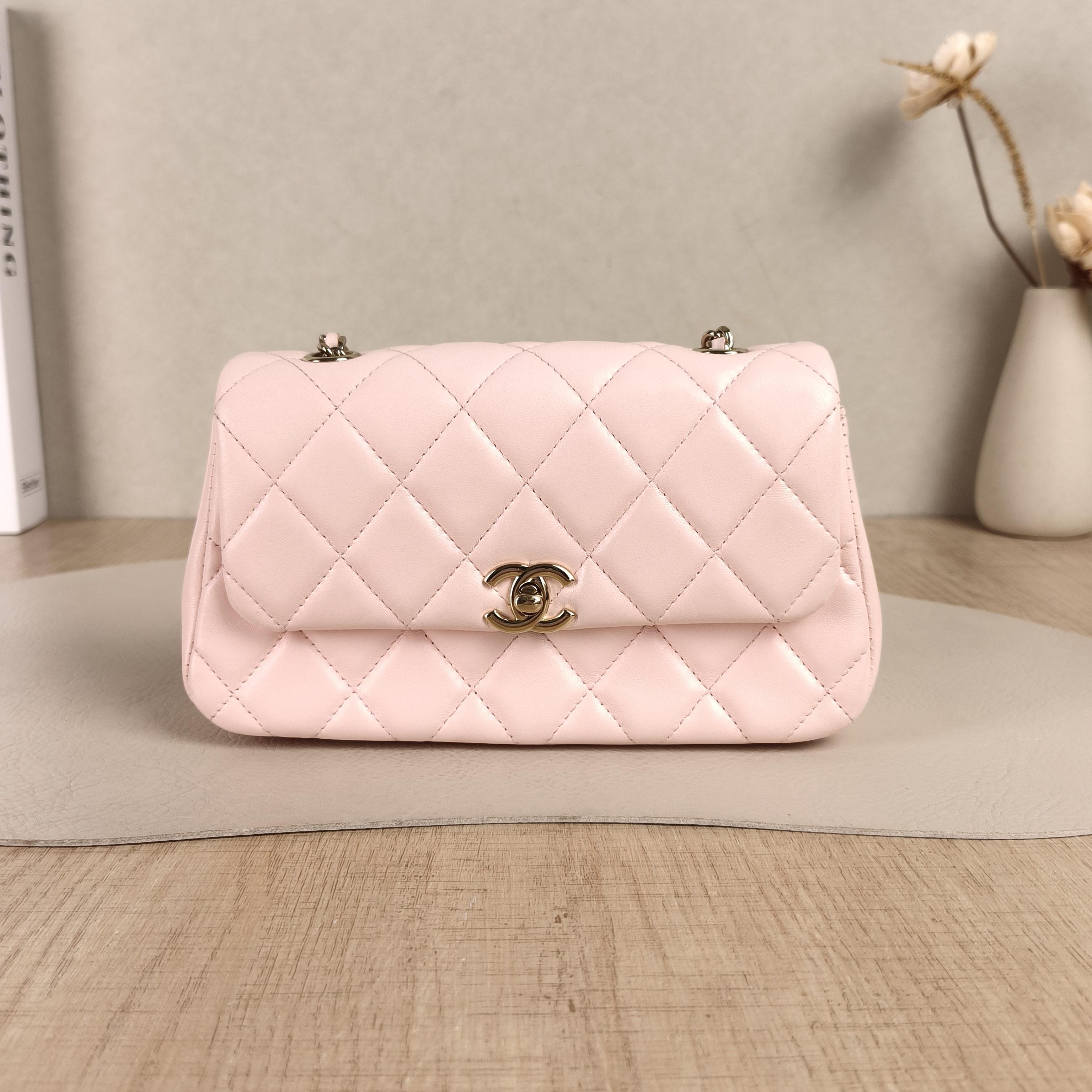 Chanel Crossbody Bag25s Crossbody Bag Lambskin One Size20 × 5.5 × 11 cm