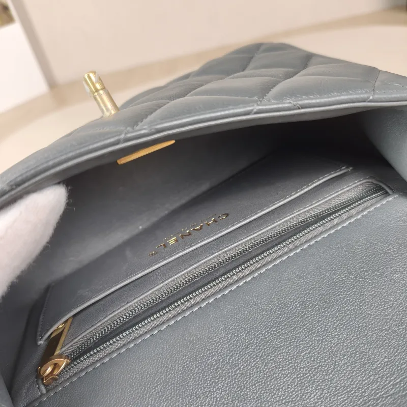 Chanel Crossbody Bag Pearl Grey Lambskin One Size19.5 × 7.5 × 14.5 cm — detail view 9 of 11