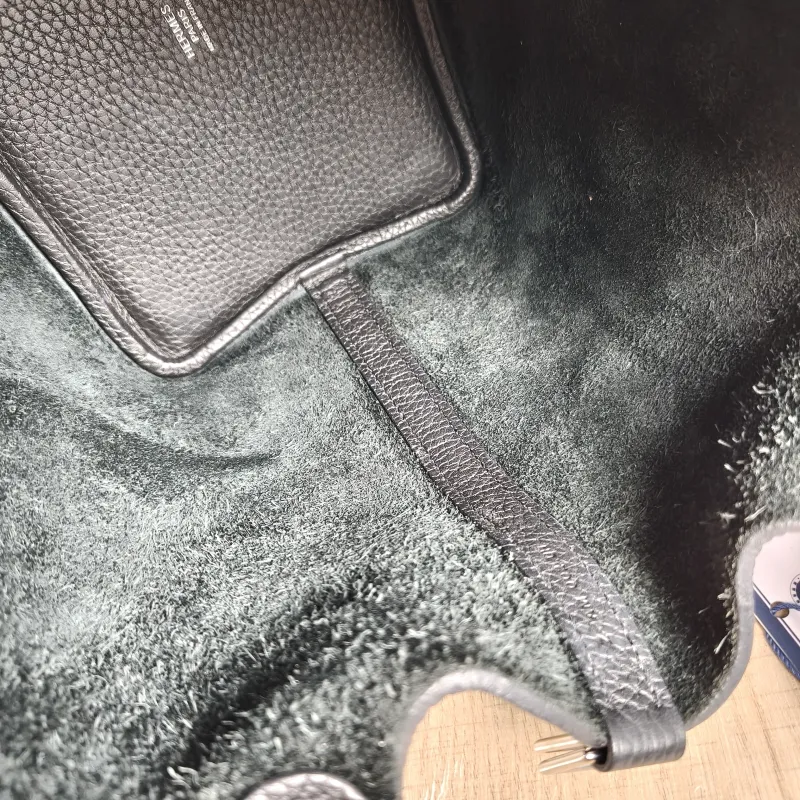 Hermès Top Handle Bag Picotin Lock 18 18Black Clemence Taurillon TC Calfskin Small18 × 13 × 19 cm — detail view 7 of 12