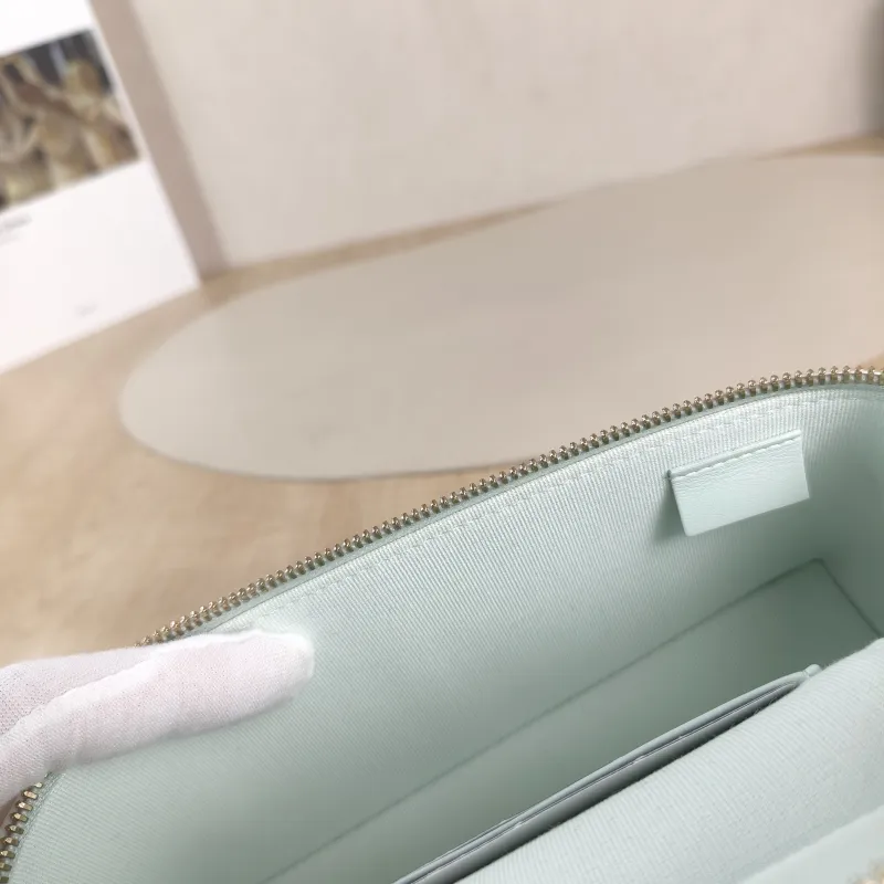 Chanel Crossbody Bag lp Box Bag Top Handle Crossbody Bag Grained Calfskin One Size 19.5 × 5 × 17 cm Conditioned — detail view 1 of 13