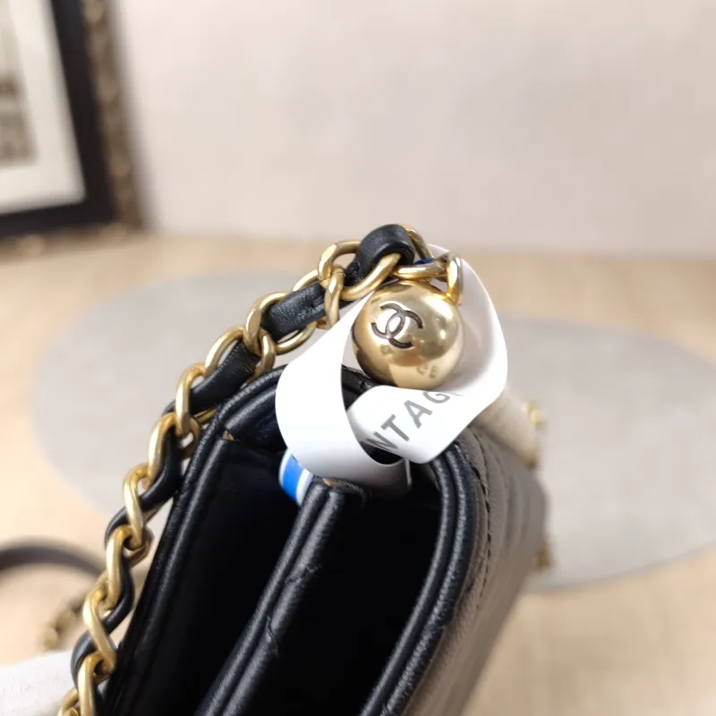 Chanel Crossbody Bag Crossbody Bag Black Calfskin15.5 × 5 × 15 cm — detail view 4 of 20
