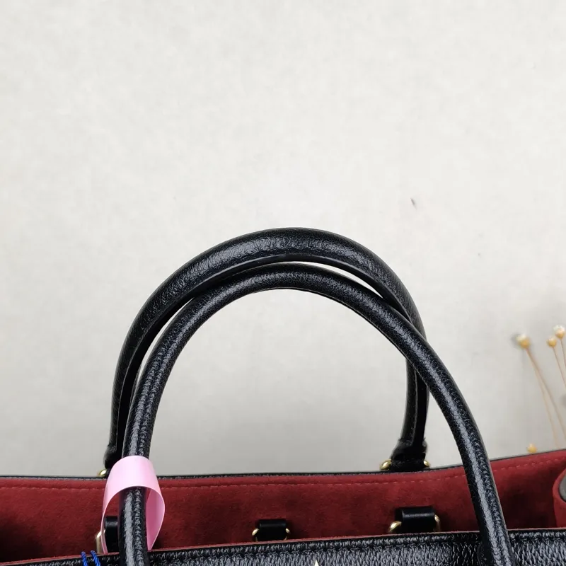 Louis Vuitton Shoulder Bag Onthego Medium Black · White Empreinte Embossed Calfskin Monogram Medium35 × 14 × 27 cm — detail view 3 of 10