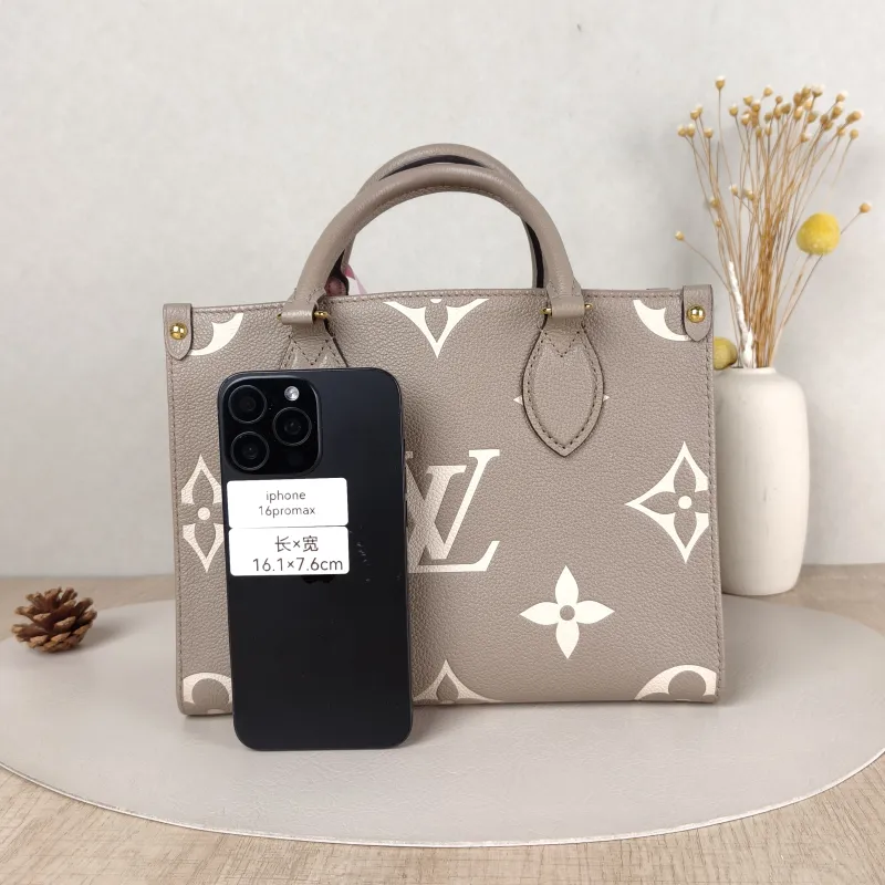 Louis Vuitton Shoulder Bag Onthego · White Empreinte Embossed Calfskin Small25 × 11.5 × 19 cm — cover view 2 of 5