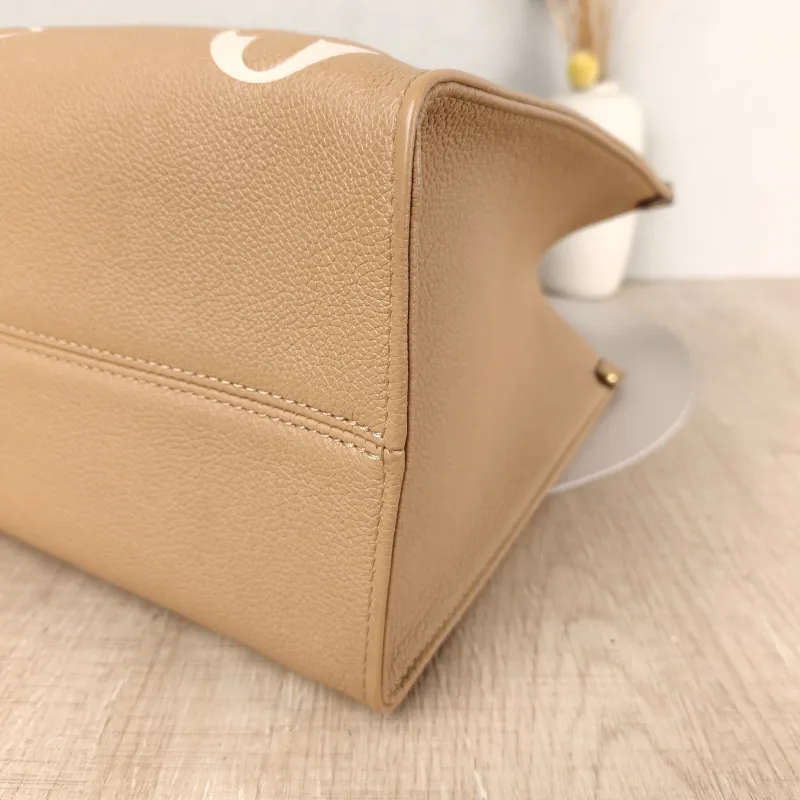 Louis Vuitton Shoulder Bag Onthego Medium Caramel · White Calfskin Medium 35 × 14 × 27 cm — detail view 2 of 10