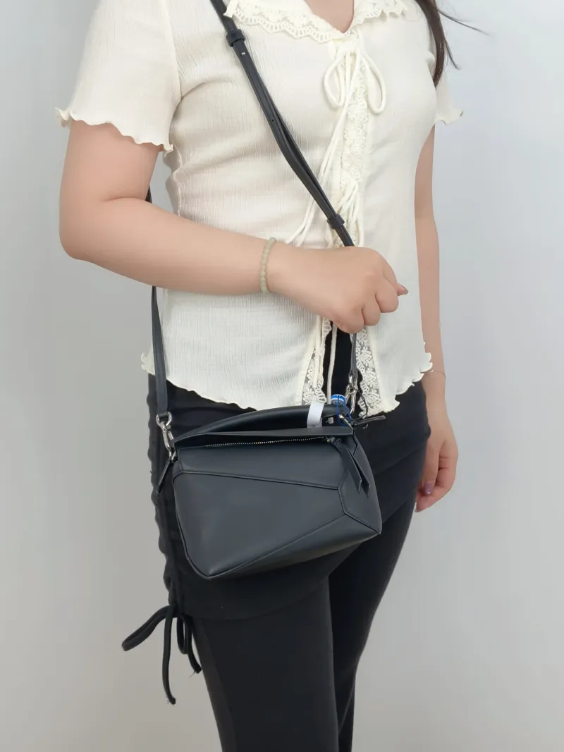 LOEWE Crossbody Bag Puzzle Black CC alfskinmini18 × 8 × 12.5 cm — on-model view 3 of 3