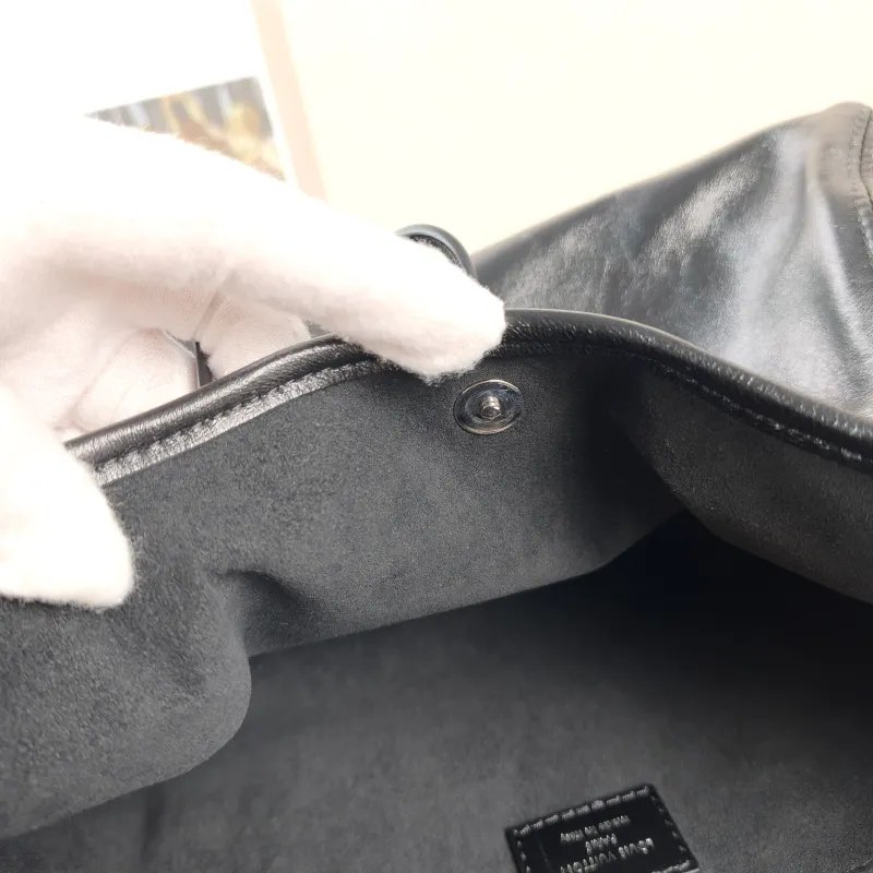 Louis Vuitton Crossbody Bag Carryall Cargo Vibe Black SL ambskin Small 33.5 × 15 × 23 cm — detail view 3 of 10