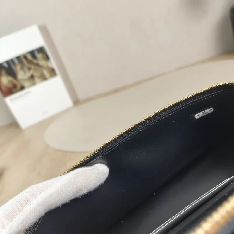 Chanel Crossbody Bag lp Vanity Case Bag Black Calfskin One Size 19.5 × 5 × 17 cm — detail view 12 of 15