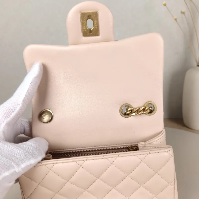 Chanel Crossbody Bag Pink Lambskinmini17 × 8 × 13.5 cm — detail view 5 of 14