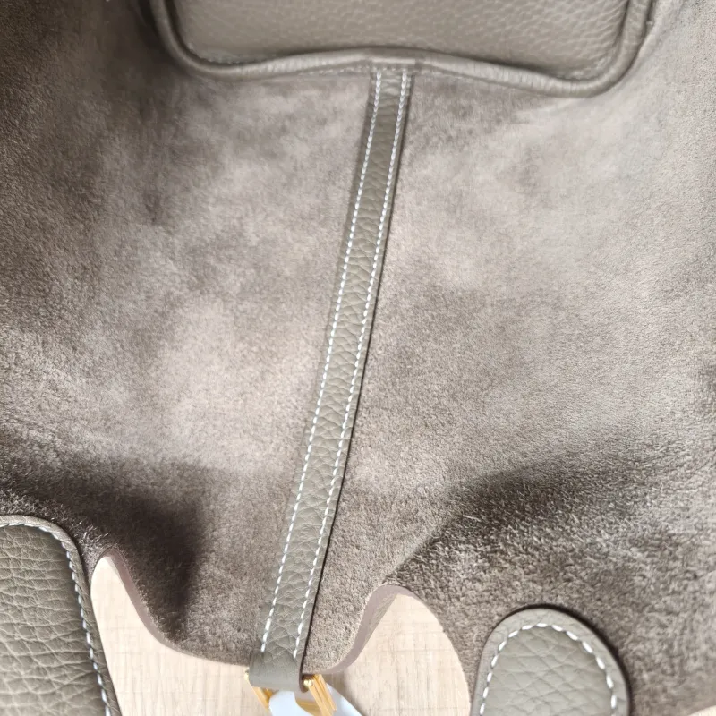 Hermès Top Handle Bag Picotin Lock 22 22 Clemence Taurillon TC Calfskin Medium22 × 18 × 21 cm — detail view 12 of 17