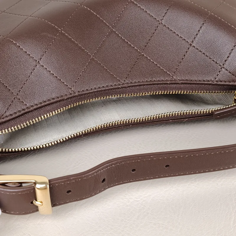 Chanel Shoulder Bag hobo Lambskin One Size 23.5 × 6 × 15 cm — detail view 8 of 13