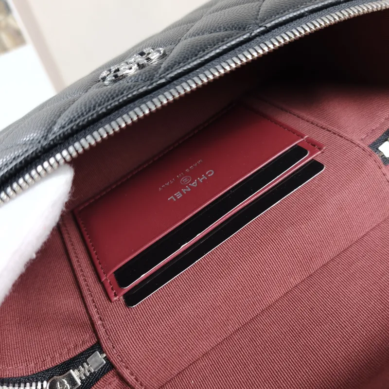 Chanel Crossbody Bag25p logo lp Black Grained Calfskin One Size19.5 × 5 × 17 cm — detail view 13 of 14