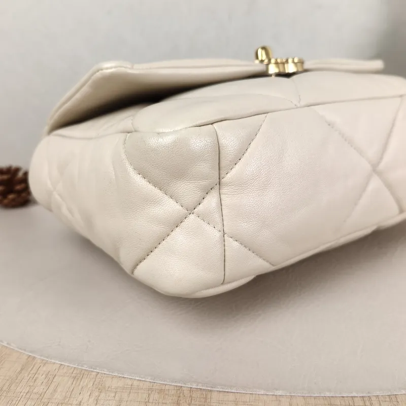 Chanel Crossbody Bag 19Bag Beige Lambskin Small 26 × 9 × 16 cm 30 — detail view 4 of 15