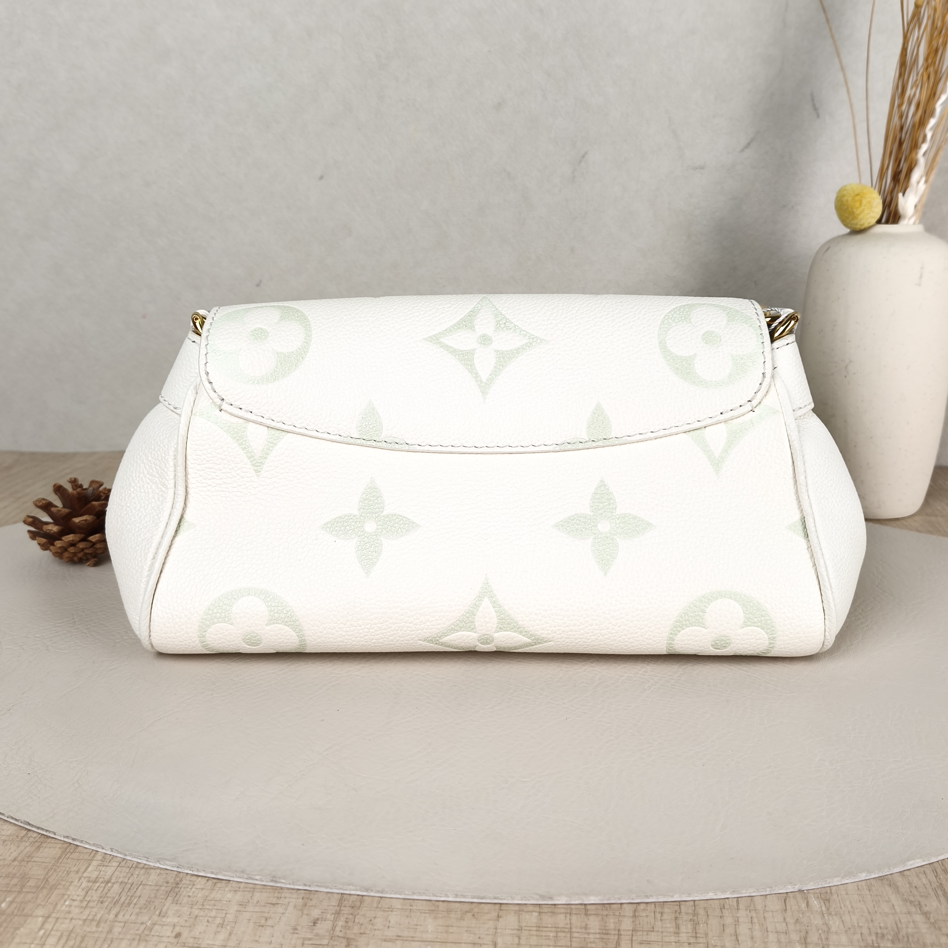 Louis Vuitton Crossbody Bag Favorite White · Green Empreinte Embossed Calfskin Monogram Medium24 × 9 × 14 cm — cover view 4 of 5
