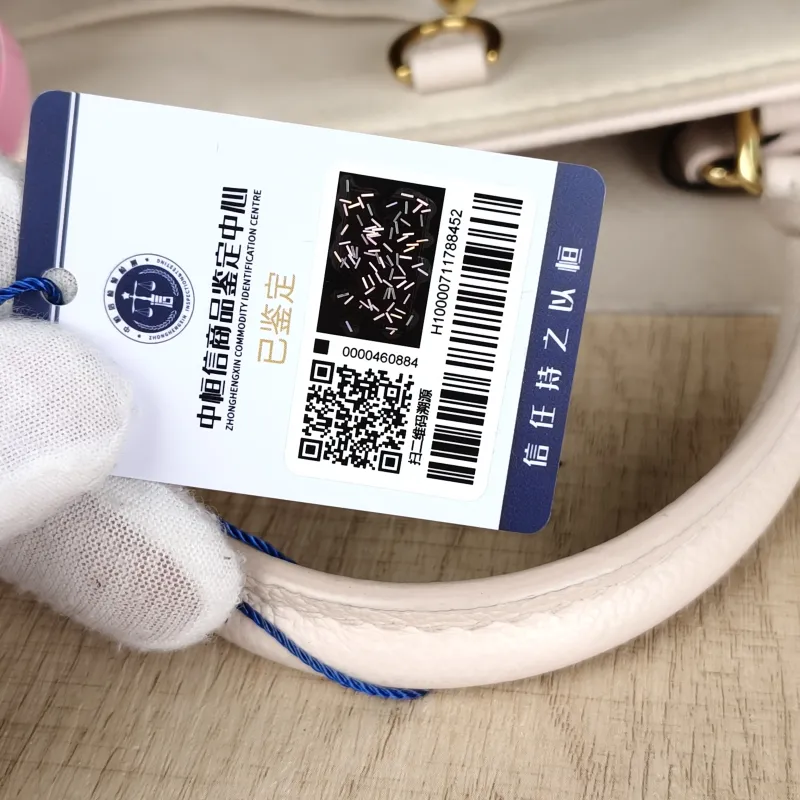 Louis Vuitton Shoulder Bag Onthego White Empreinte Embossed Calfskin Monogram Small25 × 11.5 × 19 cm — detail view 1 of 12
