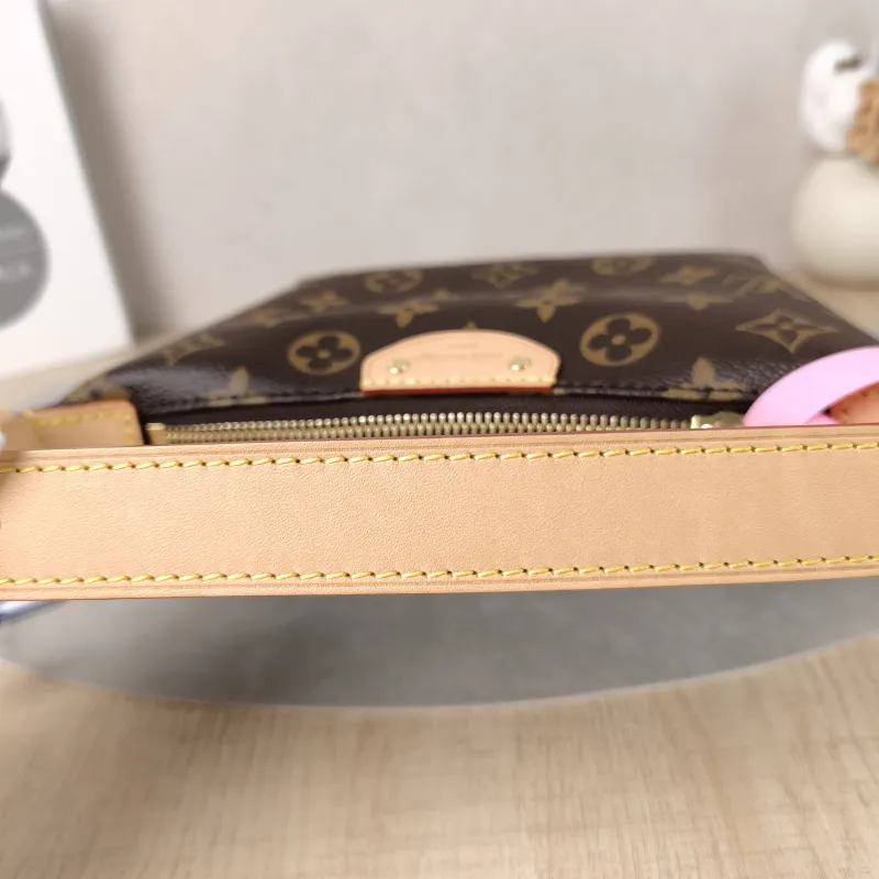 Louis Vuitton Shoulder Bag Pochette Hills Monogram PVC One Size 18.5 × 6.5 × 11 cm — detail view 4 of 11