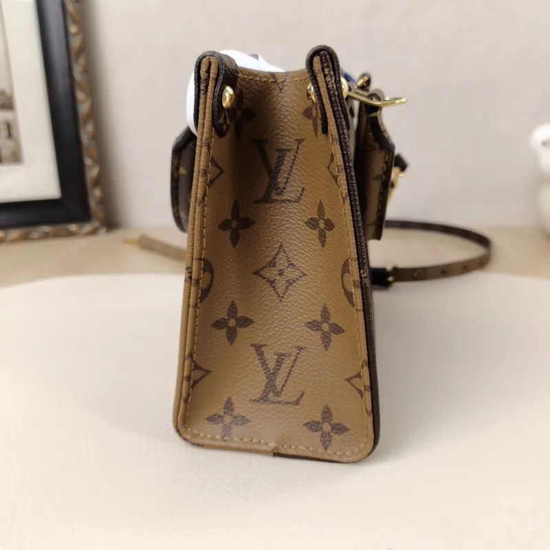 Louis Vuitton Crossbody Bag Onthego BB Monogram PVCBB18 × 8.5 × 15 cm — cover view 2 of 9
