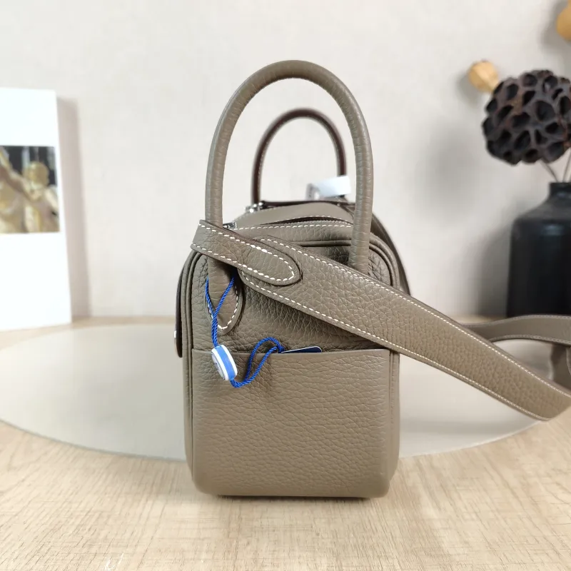 Hermès Crossbody Bag Lindy Mini 1918 TC Calfskinmini19 × 9.5 × 13 cm — detail view 3 of 12