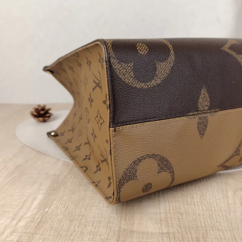 Louis Vuitton Shoulder Bag Onthego Medium Monogram PVC Medium35 × 14 × 27 cm — detail view 1 of 12
