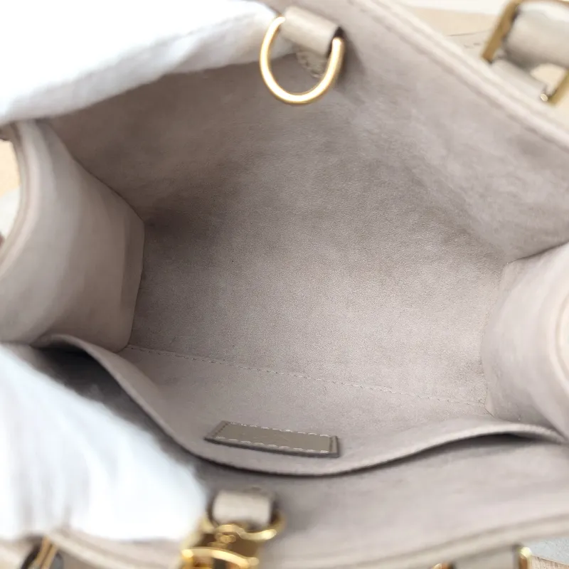 Louis Vuitton Crossbody Bag Onthego BB · White Monogram Empreinte Embossed Calfskin BB 18 × 8.5 × 15 cm — detail view 11 of 11