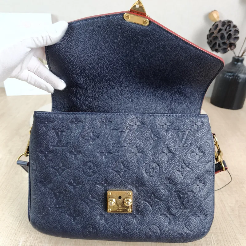 Louis Vuitton Crossbody Bag Pochette Métis · Monogram Empreinte Embossed Calfskin Medium 25 × 7 × 19 cm — detail view 7 of 13
