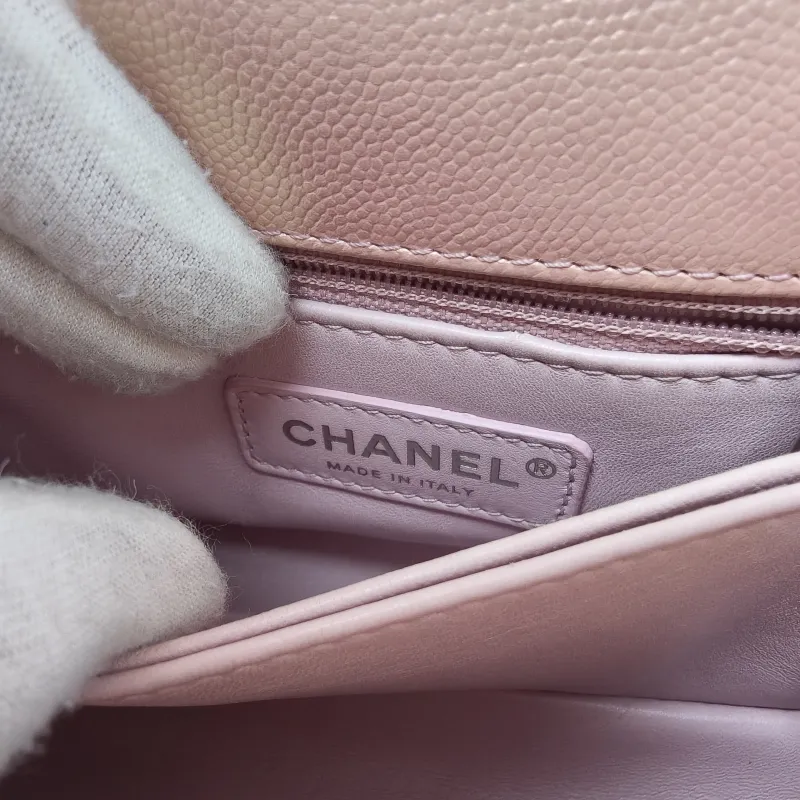 Chanel Crossbody Bag Coco Handle​ Grained Calfskin Mini 19 × 9 × 13 cm — detail view 8 of 12
