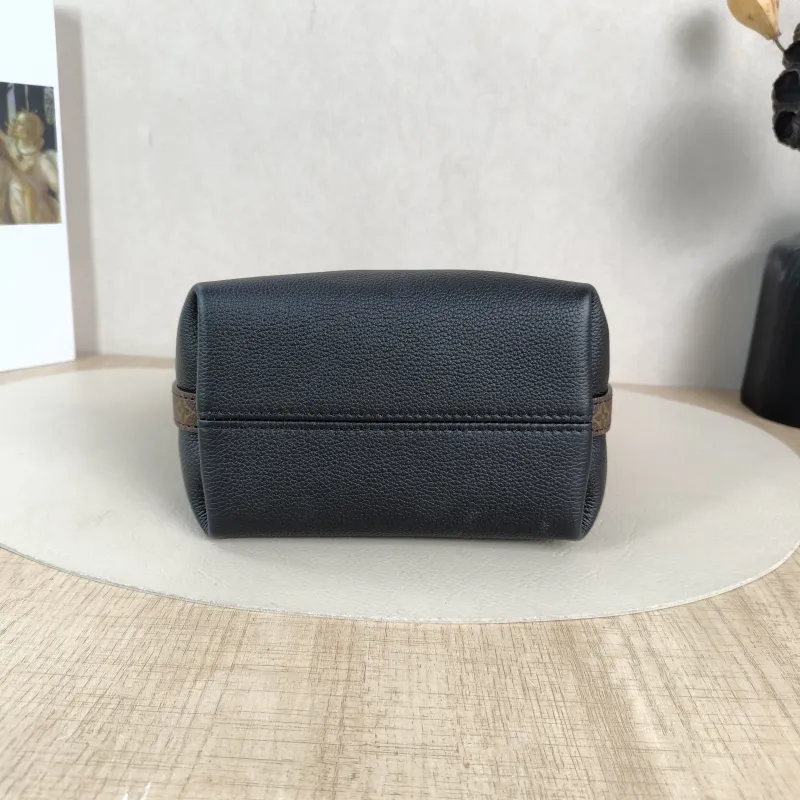 Louis Vuitton Crossbody Bag Multipass Hobo Shoulder Bag Black Calfskinmini17.5 × 9.5 × 18 cm — cover view 4 of 6
