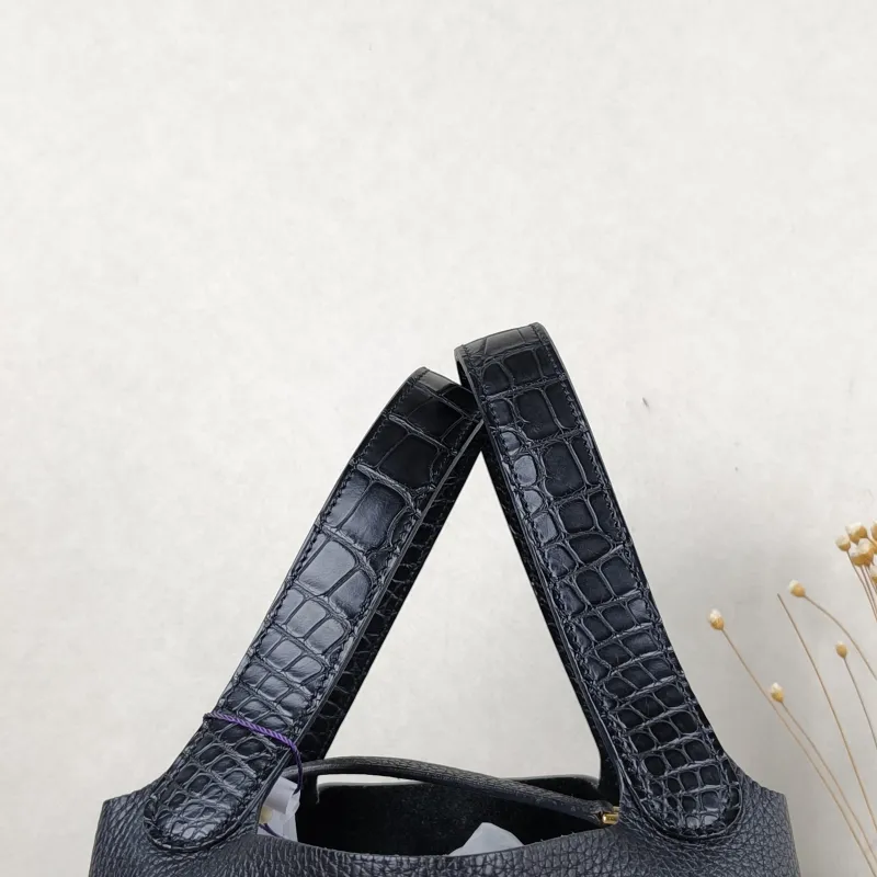 Hermès Top Handle Bag Picotin Lock 22 22Black TC Calfskin Medium22 × 17 × 21 cm — detail view 9 of 11