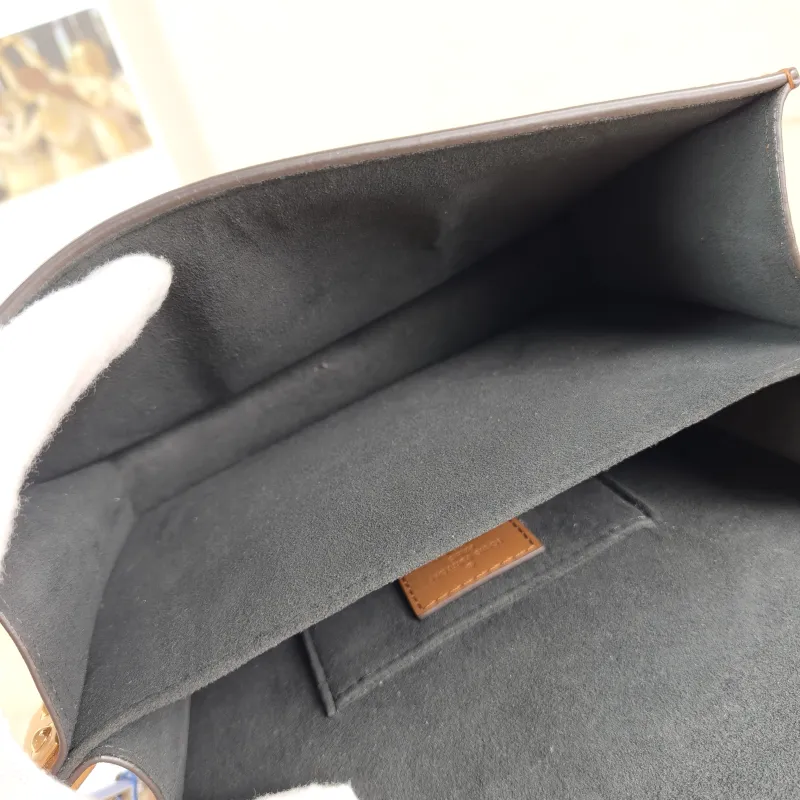 Louis Vuitton Crossbody Bag Dauphine Monogram PV Cmini20 × 9 × 15 cm — detail view 11 of 13