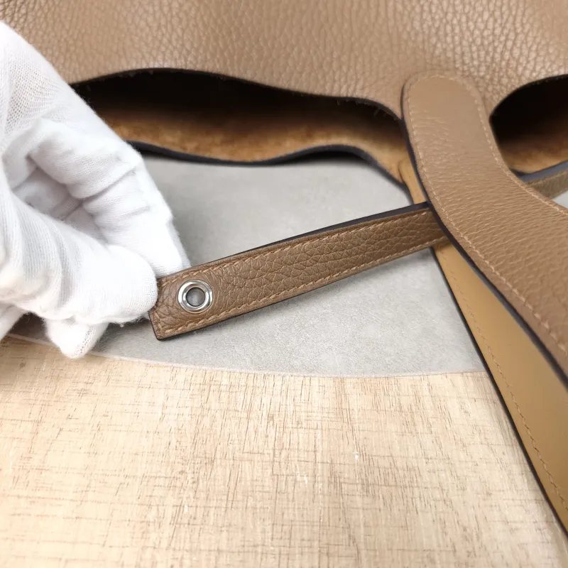 Hermès Top Handle Bag Picotin Lock 22 223G Taurillon Clemence TC Calfskin Medium22 × 17 × 21 cm — detail view 7 of 12