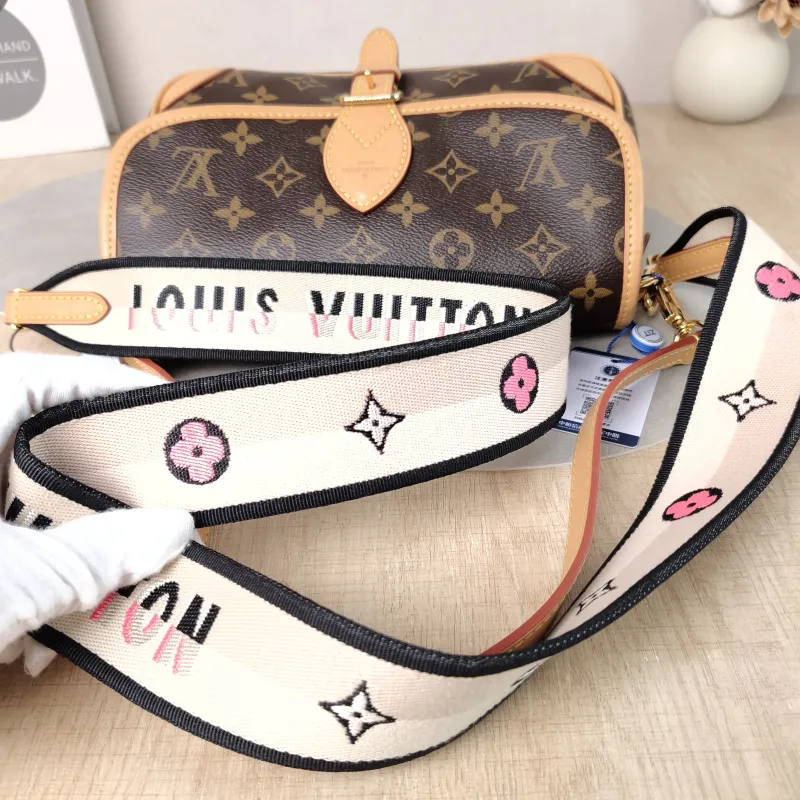 Louis Vuitton Crossbody Bag Diane Baguette Bag Shoulder Strap PVC Small 24 × 9 × 15 cm — detail view 6 of 13