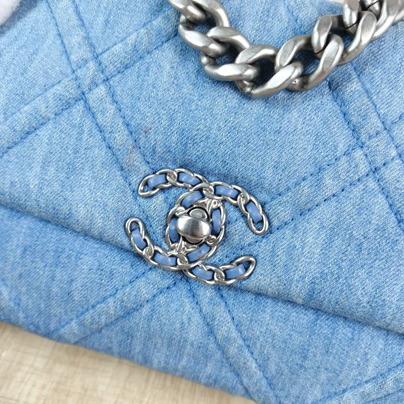 Chanel Crossbody Bag 19Bag Small 26 × 9 × 16 cm — detail view 4 of 12
