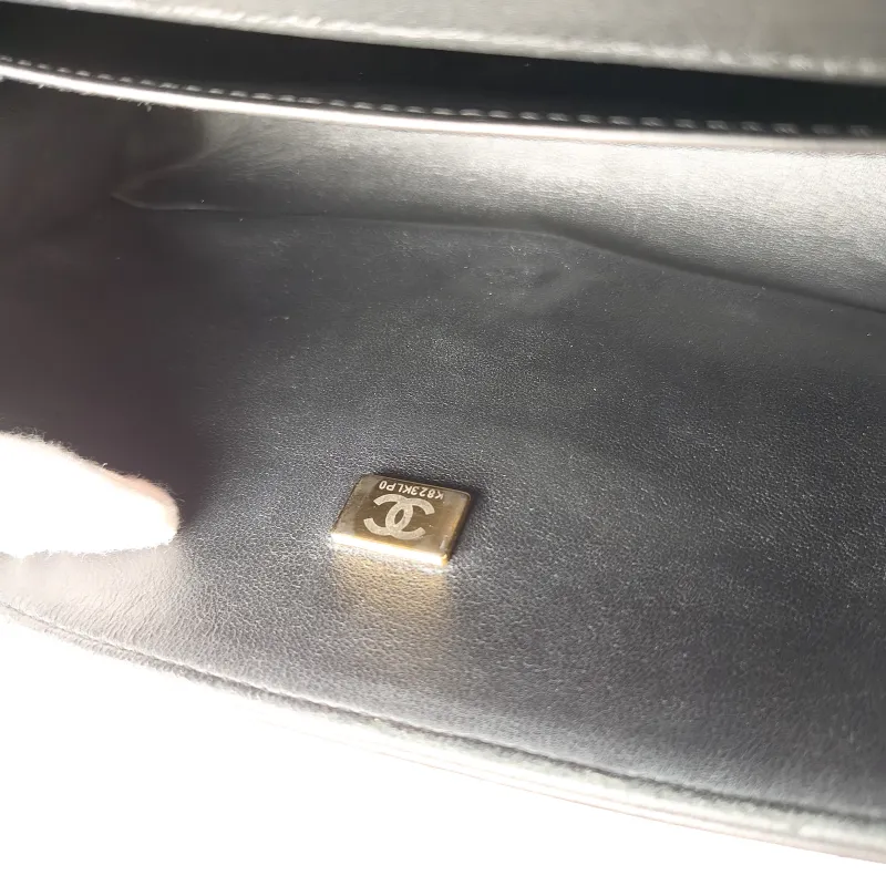 Chanel Crossbody Bag Le Boy​ Black Medium 25 × 9 × 15 cm — detail view 4 of 15