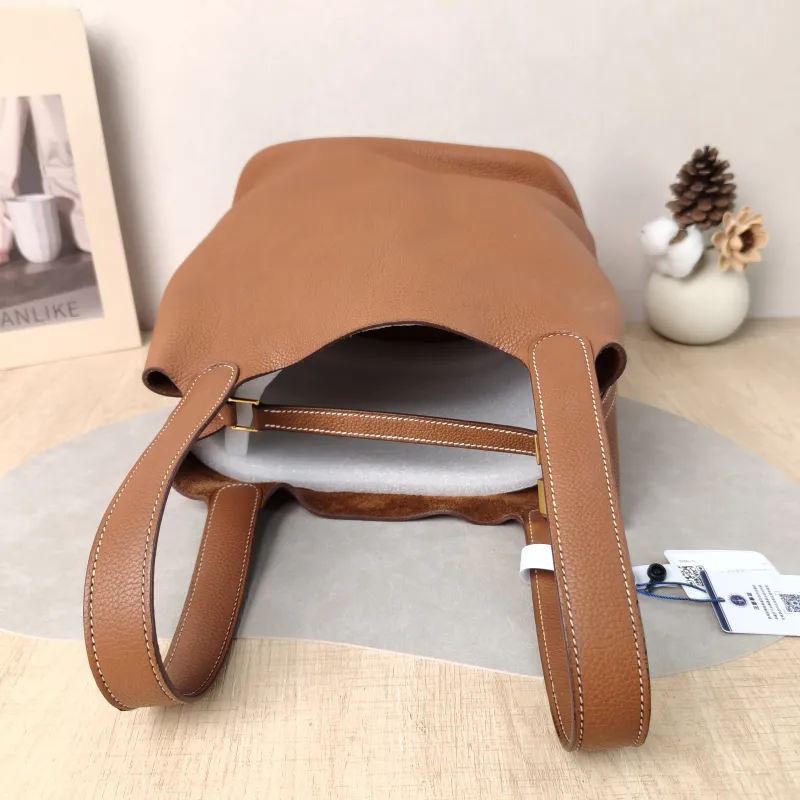 Hermès Top Handle Bag Picotin Lock 22 22 Taurillon Clemence TC Calfskin Medium 22 × 18 × 21 cm W Conditioned — detail view 1 of 14