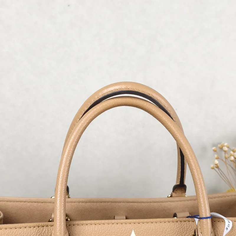 Louis Vuitton Shoulder Bag Onthego Medium Caramel · White Calfskin Medium 35 × 14 × 27 cm — detail view 3 of 10