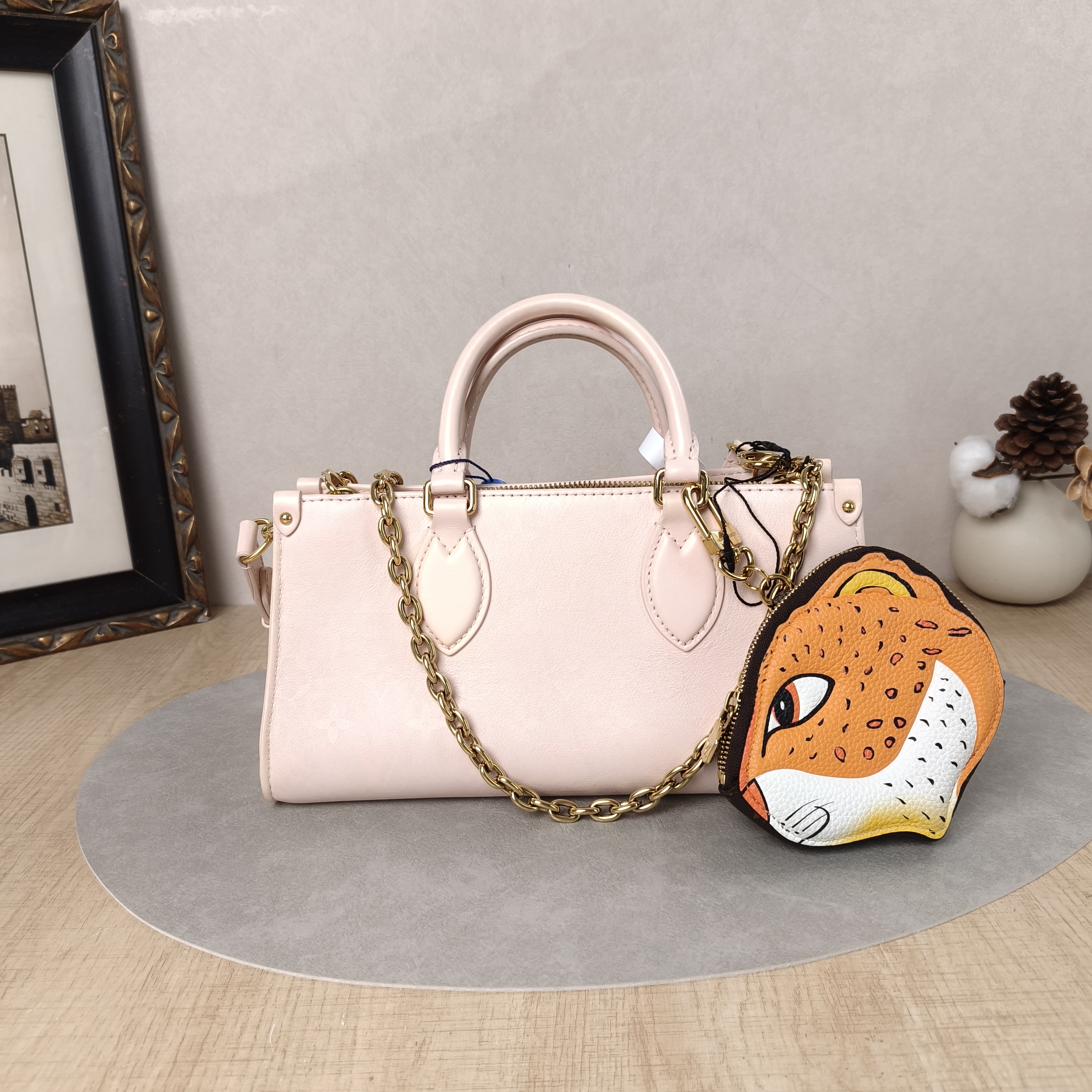 Louis Vuitton Crossbody Bag Onthego East West Two Straps Sun Yitian Pearl · Calfskin Small25 × 10 × 13 cm