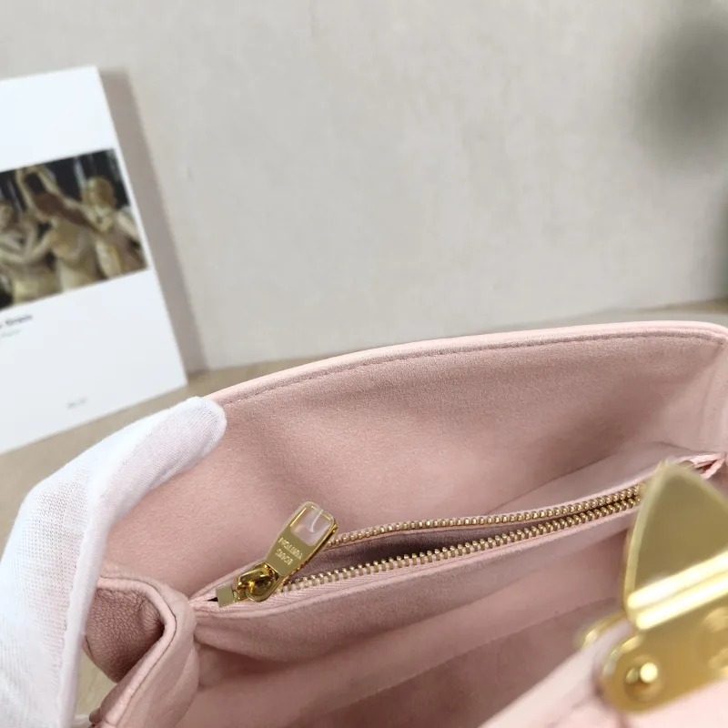 Louis Vuitton Crossbody Bag Pochette Métis East West Empreinte Embossed Calfskin Monogram Small21.5 × 6 × 13.5 cm — detail view 11 of 11