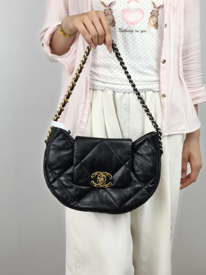 Chanel Crossbody Bag 19 hobo Chain Bag Black Lambskin One Size 25 × 7 × 20 cm — on-model view 3 of 3