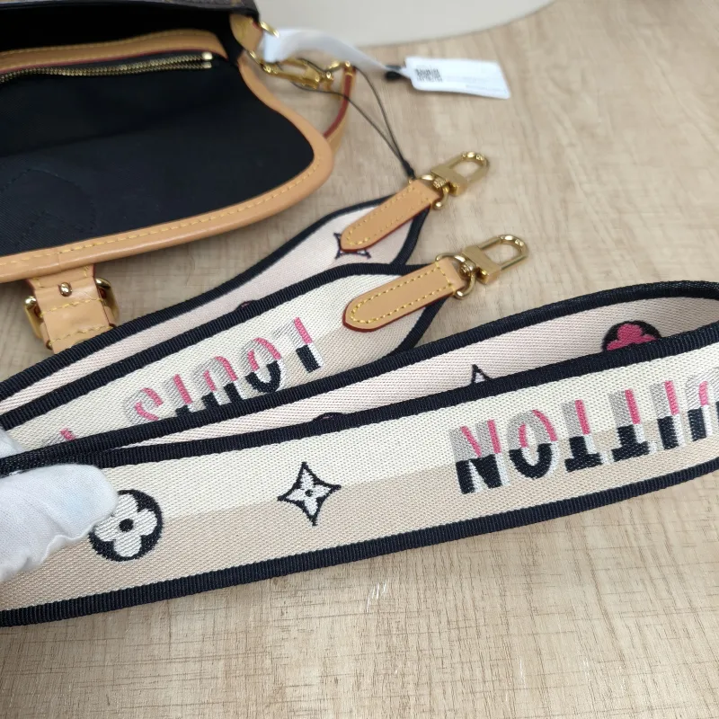 Louis Vuitton Crossbody Bag Diane Baguette Bag Shoulder Strap PVC Small24 × 9 × 15 cm — detail view 5 of 15