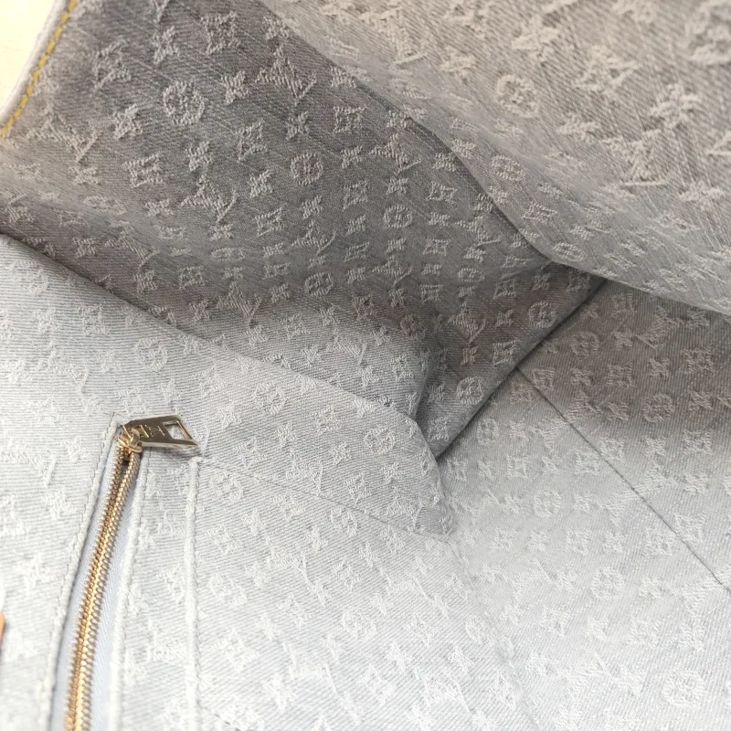 Louis Vuitton Shoulder Bag Onthego Medium Grey Medium 35 × 14 × 27 cm — detail view 12 of 13