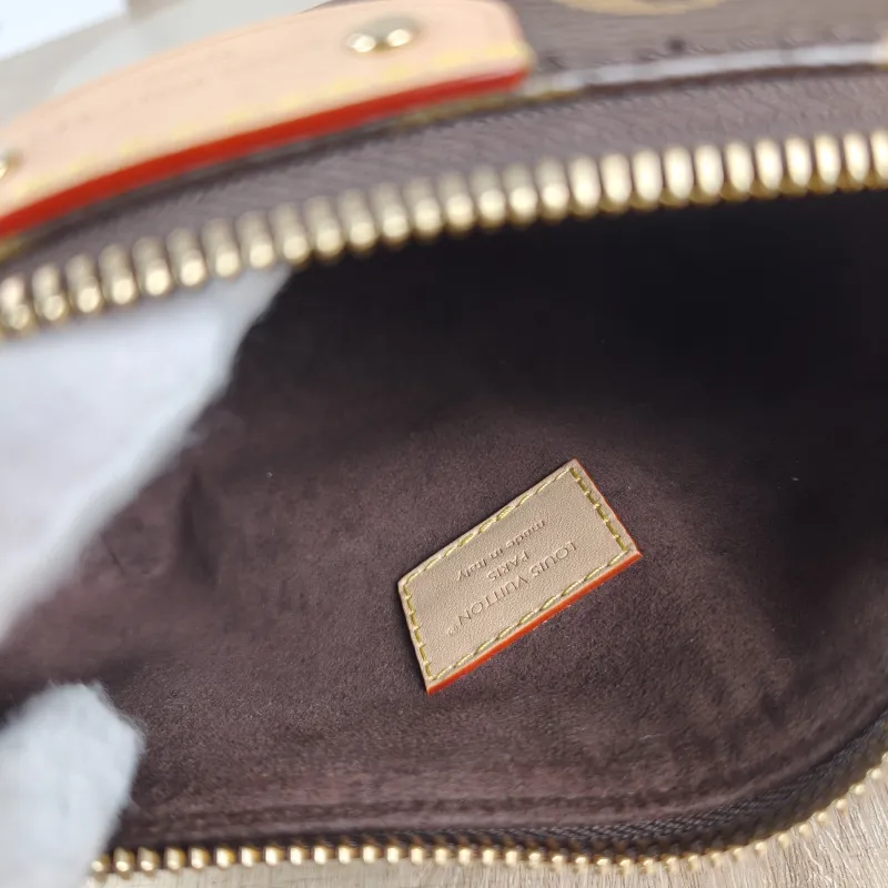 Louis Vuitton Shoulder Bag Pochette Hills Monogram PVC One Size 18.5 × 6.5 × 11 cm — detail view 8 of 10