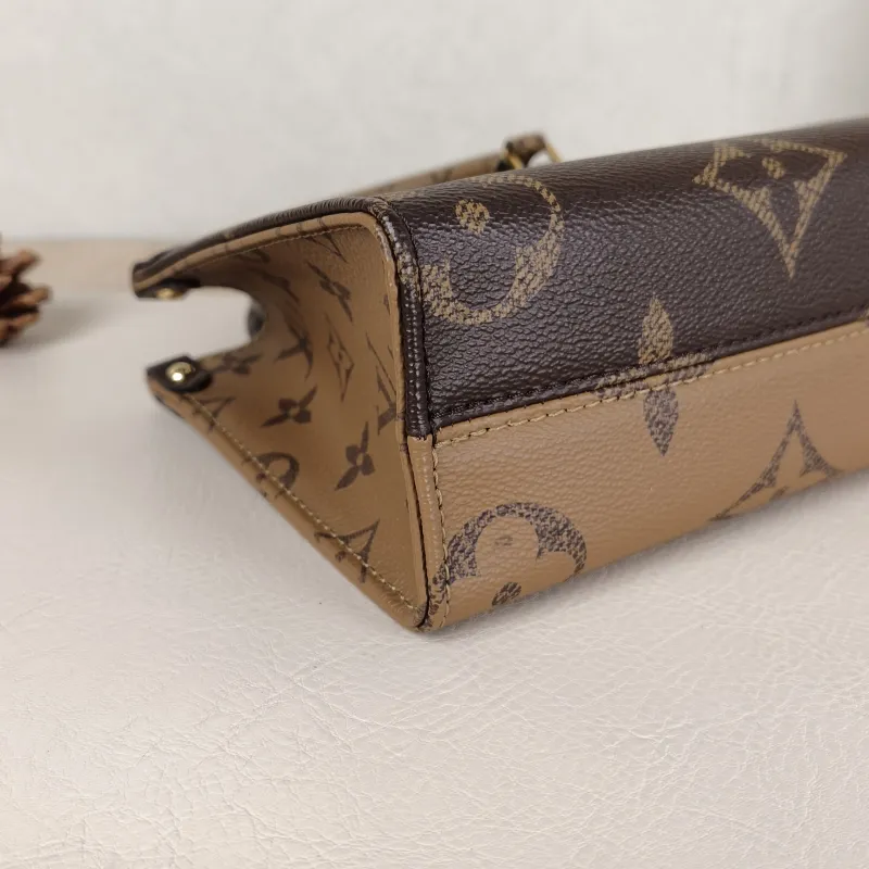 Louis Vuitton Crossbody Bag Onthego BB Monogram PVCBB18 × 8.5 × 15 cm — detail view 9 of 10