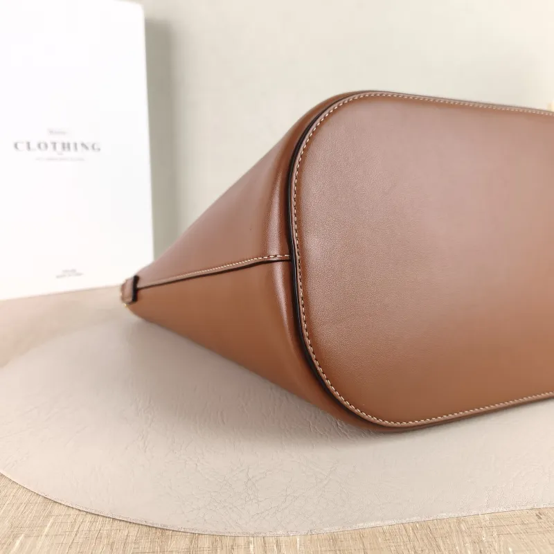 CELINE Crossbody Bag Louise Bucket Bag Calfskin Medium 24 × 16 × 28 cm — detail view 8 of 12