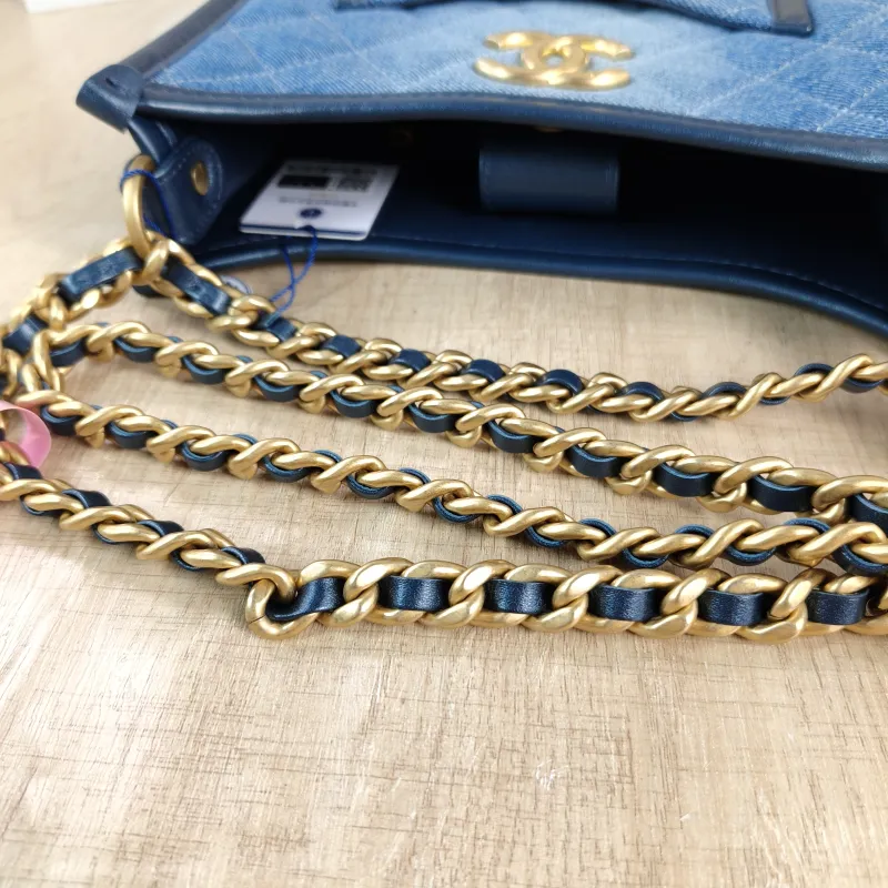 Chanel Crossbody Bag hobo One Size 22 × 6 × 24 cm — detail view 1 of 10