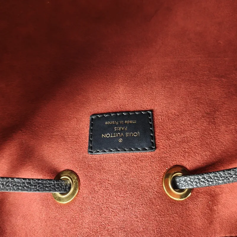 Louis Vuitton Shoulder Bag NÉONOÉ Bucket Bag Black · White Monogram Empreinte Embossed Calfskin Medium26 × 17.5 × 26 cm — detail view 4 of 10