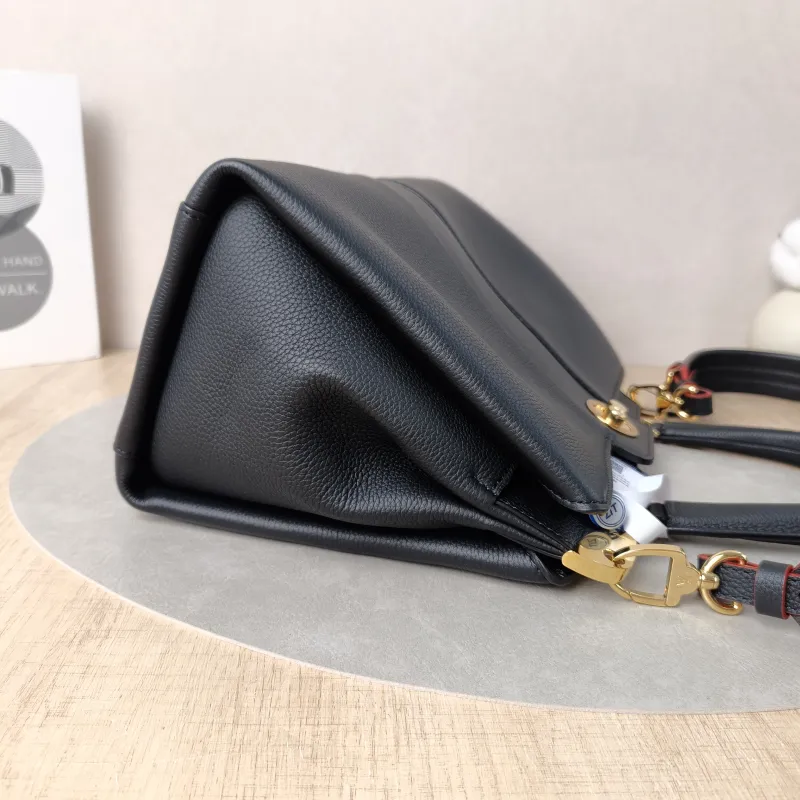 Louis Vuitton Top Handle Bag ASTRID Top Handle Bag Black Calfskin One Size31 × 15 × 22 cm — detail view 2 of 12