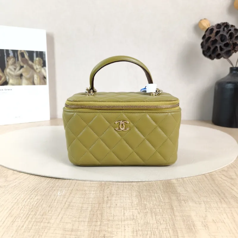 Chanel Crossbody Bag Edition Green Lambskinmini16 × 8 × 9.5 cm